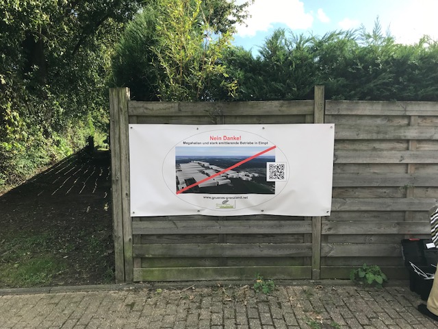 Banner GrGr Helma Neunerdt Ecke Grünewaldstrasse, schräg gegenüber der Einfahrt zu EDEKA...